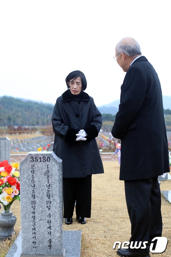 [사진]천안함 희생자 묘역 찾은 피우진 국가보훈처장