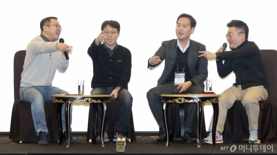 머니투데이, 과학기술정보통신부 주최 '2017 대한민국 모바일일 컨퍼런스'가 23일 서울 서초구 양재동 엘타워에서 열린 가운데 '쫄지말고 투자하라-AI와 모바일' 토크쇼가 진행되고 있다.