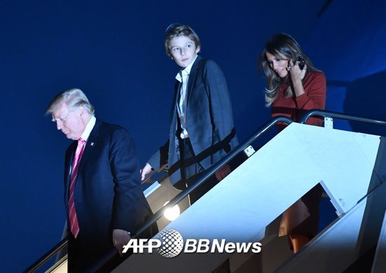 도널드 트럼프 미국 대통령과 부인 멜라니아 여사, 아들 배런이 21일 (현지시간) 추수감사절 휴가를 보내기 위해 플로리다 주 팜비치 국제공항에서 에어포스원을 내리고 있다. /AFPBBNews=뉴스1