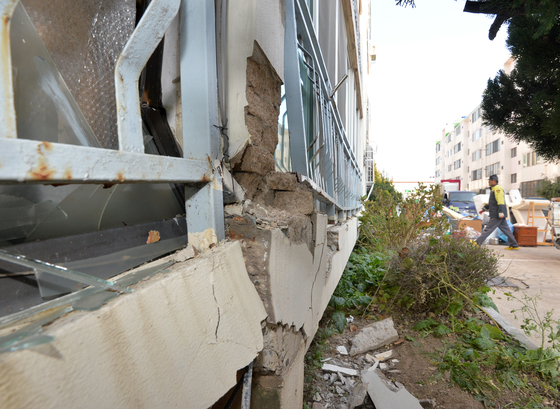포항 지진으로 큰 피해를 입은 포항시 북구 흥해읍 대성 아파트. /사진=뉴스1
