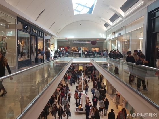 24일(현지시간) 메이시스, 노드스트롬, 베스트바이 등 백화점과 대형 소매점들이 밀집해있는 미국 뉴저지주 파라무스의 웨스트필드 가든 스테이트 플라자. 오전 9시 이후 쇼핑객들이 꾸준히 증가했다.  