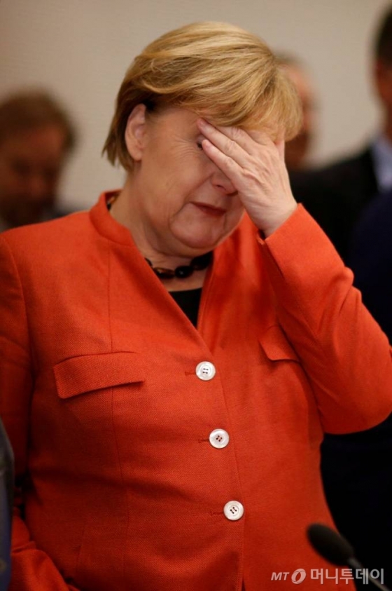 【베를린=AP/뉴시스】앙겔라 메르켈 독일 총리가 20일(현지시간) 베를린 국회의사당에 들어서고 있다. 메르켈 총리는 이날 연립정부 구성 협상이 결렬되자 재총선 가능성을 시사했다.