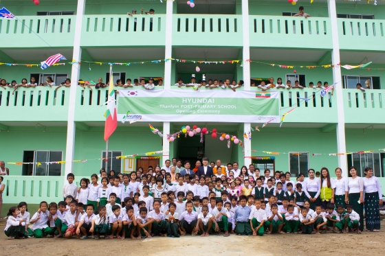 지난 6월 현대건설이 미얀마 '딸린타운십 상아티마을'에 건립한 초등학교 완공식에서 현대건설 관계자와 학생들이 기념촬영을 하고 있다. / 사진제공 = 현대건설 <br>
