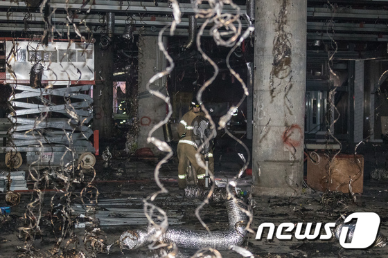 [사진]김포공항 화재현장 잔불 확인하는 소방대원들