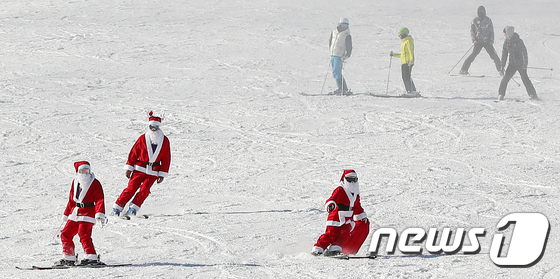 [사진]'스키장 찾은 산타들'