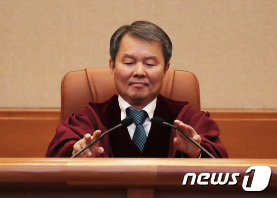 [사진]이진성 헌법재판소장, 취임 후 첫 헌법소원 선고