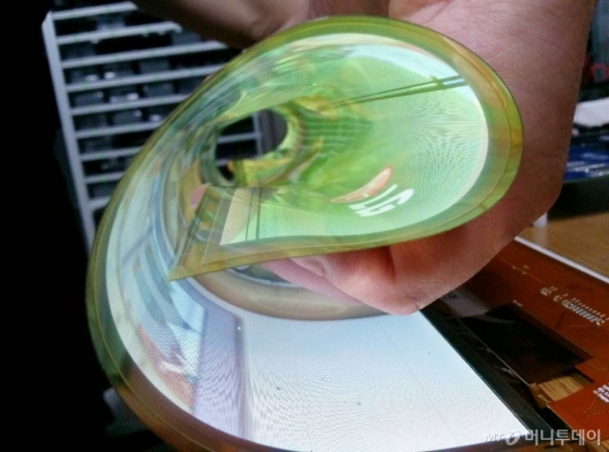 LG디스플레이가 2014년 세계 최초로 개발한 18인치 플렉시블 OLED. /사진제공=LG