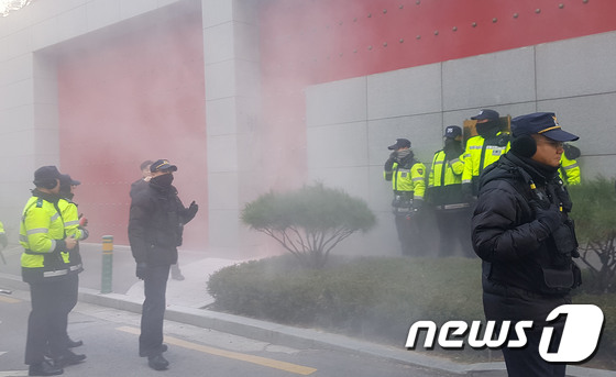 지난달 29일 중국 국적의 손모씨(54)가 주한 중국대사관에 화염병을 투척했을 당시 모습. 2017.11.29/뉴스1 © News1 김다혜 기자