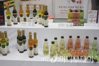 브랜드아큐멘 전시장의 과일식초와 음료/사진=김수종 에디터
