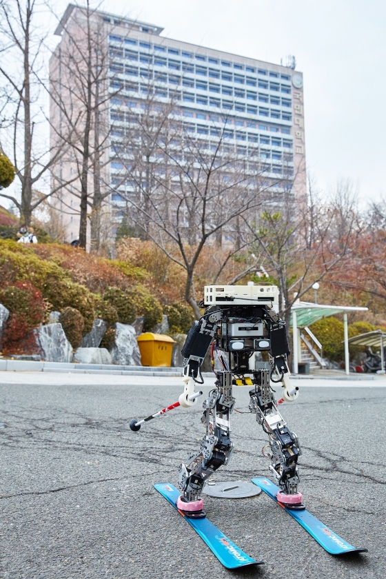 국민대 KUDOS 팀이 제작한 '스키 타는 로봇'