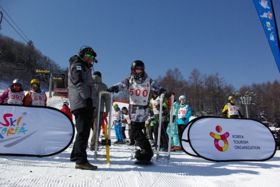 지난 1월 '스키 코리아 페스티벌'에 참가한 외국인들이 스노보드를 즐기고 있다. /사진제공=한국관광공사<br>
