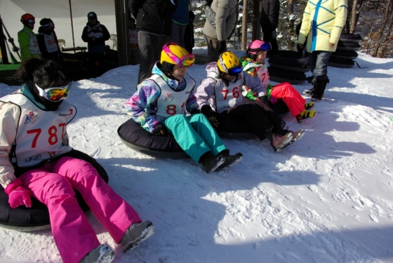 지난 1월 '스키 코리아 페스티벌'에서 눈썰매를 즐기는 동남아 관광객. /사진제공=한국관광공사<br>

