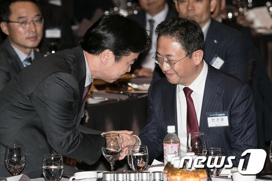 [사진]악수하는 홍종학 장관과 안건준 벤처기업협회 회장