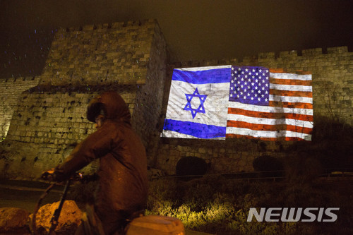 7일(현지시간) 예루살렘 거리의 한 벽에 이스라엘 국기와 미국 성조기 모습이 투영돼 있다. /AP=뉴시스