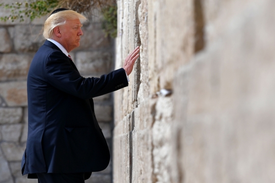 지난 5월 22일 이스라엘을 방문한 도널드 트럼프 미국 대통령이 유대인 전통 모자 '키파'를 쓰고 예루살렘의 '통곡의 벽' 앞에 서 있다. 트럼프 대통령은 6일(현지시간) 예루살렘을 이스라엘의 수도로 공식 선언하고, 이스라엘 주재 미국 대사관도 텔아비브에서 예루살렘으로 옮기는 방안을 발표했다. /AFPBBNews=뉴스1