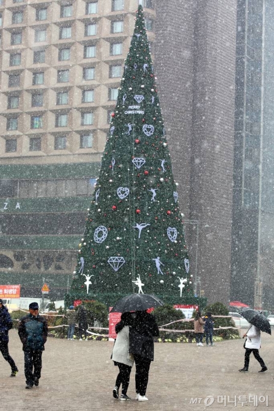 서울에 올해 들어 첫눈이 내린 26일 오후 서울광장 대형트리 앞으로 눈발이 날리고 있다.