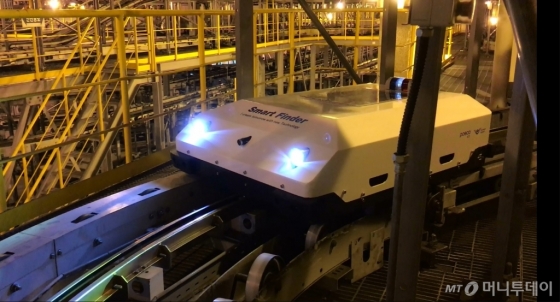 /포스코ICT가 개발한 스마트 패트롤 트레이(Smart Patrol Tray)가 공항 수하물관리시스템(BHS, Baggage Handling System)을 따라 이동하면서 설비의 상태 정보를 모니터링하고 있다. /사진제공=포스코ICT
