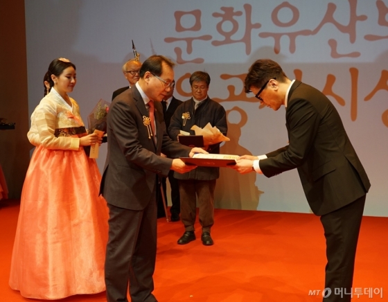 김종진 문화재청장(왼쪽)으로부터 대통령 표창을 수상하는 이승현 라이엇 게임즈 한국 대표./ 사진=라이엇게임즈