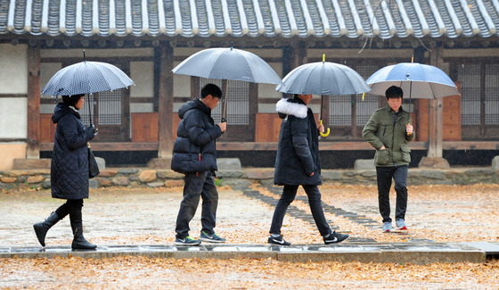 전북 전주시 한옥마을 태조로에서 관광객들이 우산을 받으며 길을 걷고 있다/사진=뉴스1