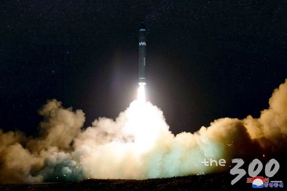북한이 지난달 29일 새벽 미국 전역에 도달할 수 있는 신형 대륙간탄도미사일(ICBM) 화성-15형 발사 모습을 조선중앙통신을 통해 공개했다. /사진=뉴스1