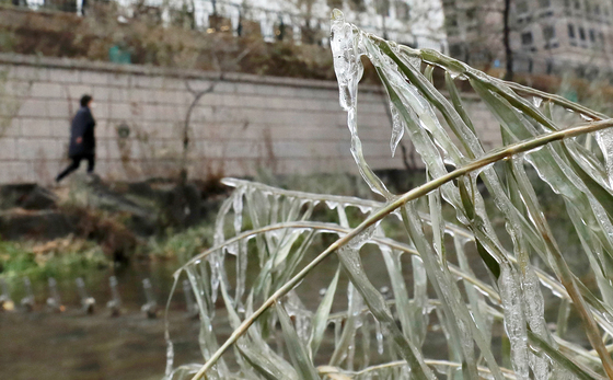  서울 청계천 광통교 인근에 고드름이 얼어붙어 있다./사진=뉴스1