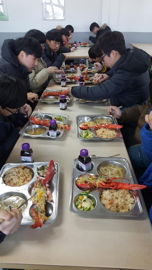 울산 울주군 세인고등학교가 급식에 로브스터를 제공해 눈길을 끌고 있다. 지난 8일 중식 급식을 먹고 있는 세인고 학생들. /사진=뉴시스