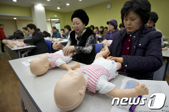 맞벌이 부부가 증가함에 따라 할머니 육아부담이 증가하는 가운데 서울시 한 보건소에서 할머니들이 기저귀 가는 법을 배우고 있다.