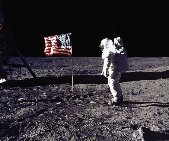1969년 7월 20일 아폴로 11호를 타고 인류 최초로 달에 착륙한 두 명의 우주인 가운데 한 명이었던 버즈 올드린이 달 표면에 세워진 성조기에 거수경례를 하고 있다. 올드린에 앞서 달 표면에 첫발을 디딘 사람은 당시 선장이었던 닐 암스트롱이다. /사진=미국 항공우주국(NASA)
