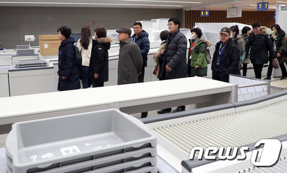 [사진]개항앞둔 인천공항 제2터미널 찾은 시민참여단