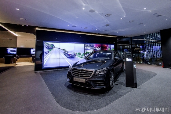 벤츠의 국내 공식 딜러사인 한성자동차가 지난달 서울 청담동에 선보인 디지털 '쇼룸'./사진제공=벤츠코리아