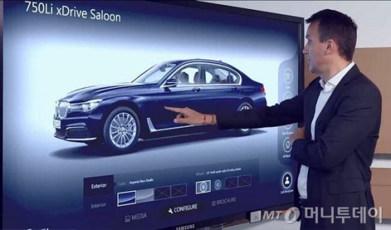 BMW가 준비중인 디지털 '쇼룸. 고객이 쌍방향 커뮤니케이션이 가능한 대형 터치스크린을 통해 차량의 다양한 옵션을 적용해보고 있다./사진제공=BMW 그룹 코리아