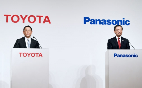 토요타 자동차의 도요다 아키오 사장(왼쪽)과 파나소닉의 즈가 가즈히로 사장이 13일 도쿄도 미나토구에서 전기차 배터리 협력과 관련한 기자회견을 진행 중이다./사진=니혼게이자이 캡쳐
