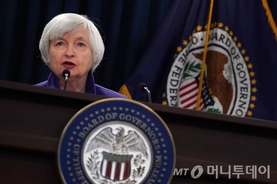 재닛 옐런 미국 연방준비제도(Fed) 의장이 13일(현지시간) 워싱턴의 FOMC에서 기준금리를 1.25%~1.50%로 0.25%포인트 인상하는 발표를 하고 있다. Fed는 올해 3월과 6월에 이어 예상대로 세 번째이자 마지막 기준금리 인상을 단행했다./사진= AFP/뉴스1