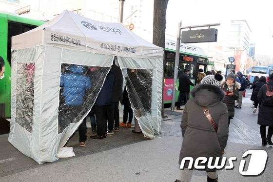 관악구의 한 버스정류장에 설치된 '동장군 대피소'.(관악구 제공) © News1