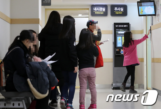 서울 서대문구 신촌세브란스병원 어린이병원 대기실에서 어린이와 보호자들이 진료를 기다리고 있다. © News1 구윤성 기자