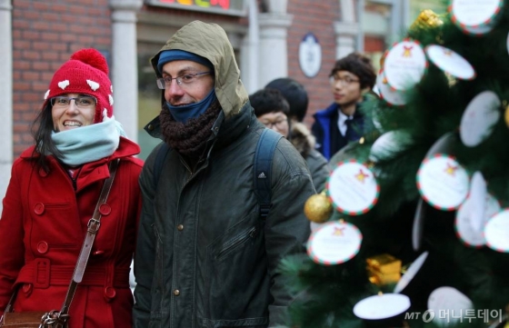 시민들이 추위속에서도 거리를 거닐며 크리스마스 분위기를 만끽하고 있다. /사진=머니투데이DB