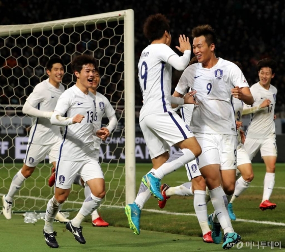 【도쿄(일본)=뉴시스】박주성 기자 = 16일 오후 일본 도쿄 아지노모토 스타디움에서 열린 2017 EAFF E-1 챔피언십 남자부 일본 대 한국의 경기에서 한국 염기훈이 네번째 골을 성공시킨 후 팀 동료들과 일본 응원단 쪽을 돌며 기뻐하고 있다. 2017.12.16.    park7691@newsis.com  <저작권자ⓒ 공감언론 뉴시스통신사. 무단전재-재배포 금지.>