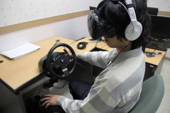 내년 알코올 중독 범죄자 가상현실(VR) 치료 시행을 앞두고 15일 오후 서울보호관찰소내 VR 치료실에서 시연하는 모습. (법무부 제공). © News1