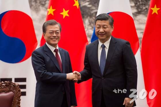 문재인 대통령과 시진핑 중국 국가주석이 14일 오후 베이징 인민대회당 서대청에서 열린 MOU 서명식을 마치고 악수하고 있다.  © AFP=뉴스1