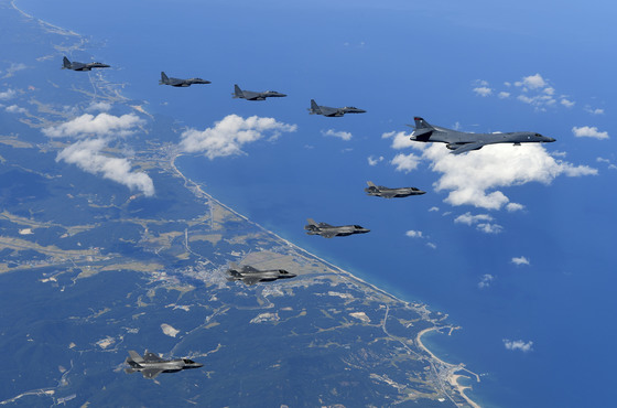 지난 9월 18일 한국 공군 F-15K 전투기 4대가 미국 B-1B 전략폭격기 2대, F-35B 전투기 4대와 연합 훈련을 하고 있다./사진=뉴스1DB