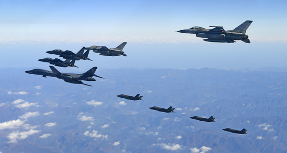 지난 6일 공군 F-15K 전투기와 미군 B-1B 전략폭격기 등 양국 항공기가 편대를 이루어 한반도 상공을 비행하고 있다./사진=공군 항공촬영사 제공(뉴스1 DB)