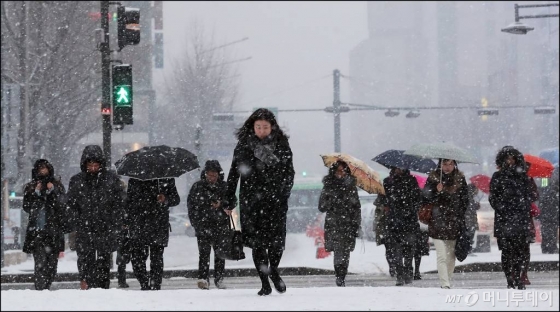 전국이 대체로 흐리고 눈이 내리는 18일 오전 서울 광화문 사거리 인근에서 시민들이 출근길 발걸음을 서두르고 있다./사진=김창현 기자