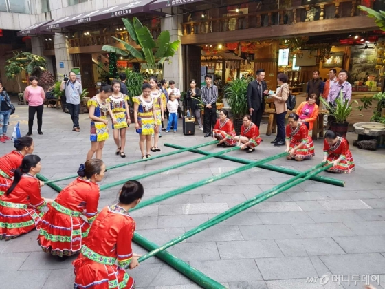 하이난의 민속춤인 뱀부 댄스를 준비하고 있는 모습/사진=진상현 베이징 특파원