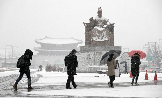 18일 오전 서울 세종대로 광화문광장 인근에서 시민들이 발걸음을 재촉하고 있다. 기상청은 중부지방과 경북 북부에 오후까지 눈이 내릴 것으로 예보했다. /사진=뉴스1