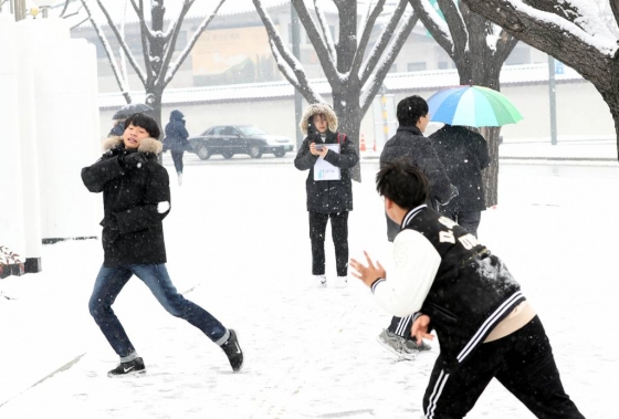 18일 오전 서울 경복궁 앞 횡단보도에서 신호를 기다리던 학생들이 눈싸움을 하며 즐거워 하고 있다. /사진=뉴시스