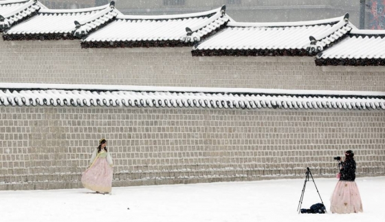 18일 오전 서울 종로구 경복궁을 찾은 관람객들이 내리는 눈을 맞으며 즐거운 시간을 보내고 있다. /사진=뉴시스