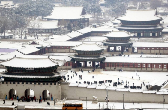 18일 오전 관광객들이 눈 덮인 서울 종로구 경복궁을 관람하고 있다. /사진=뉴시스