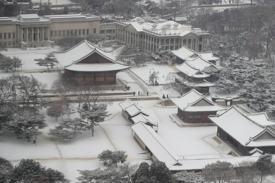18일 서울 덕수궁에 눈이 하얗게 쌓여 있다./사진=뉴스1