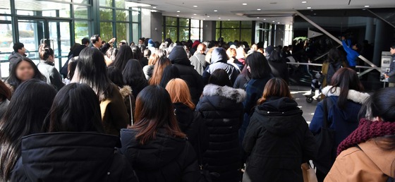 고(故) 종현의 장례식장을 찾은 팬들이 조문하기위해 줄지어 서 있다. /사진=사진공동취재단
