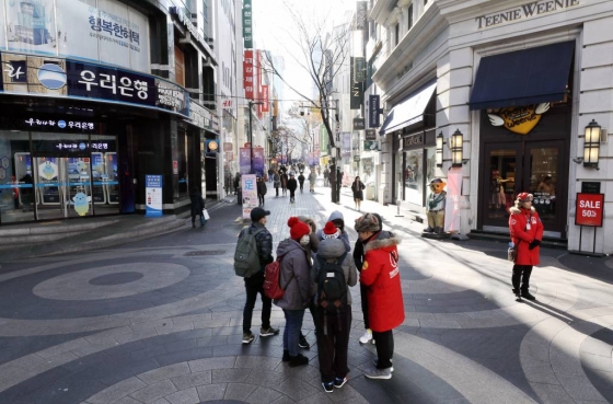 지난 4일 한산한 서울 명동 거리에서 외국인 관광객들이 관광 안내를 받고 있다. /사진=뉴시스